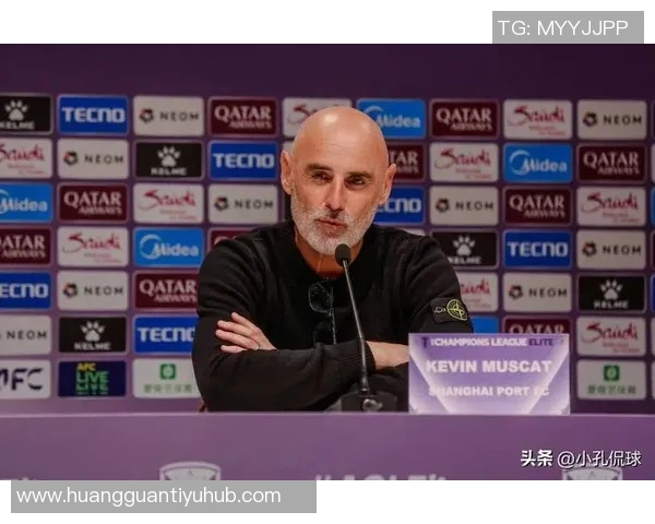 海港新闻官分享球队全家福穆斯卡特居中六名外援齐聚一堂