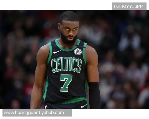 杰伦布朗半场表现出色13投8中贡献18分5助攻正负值高达5