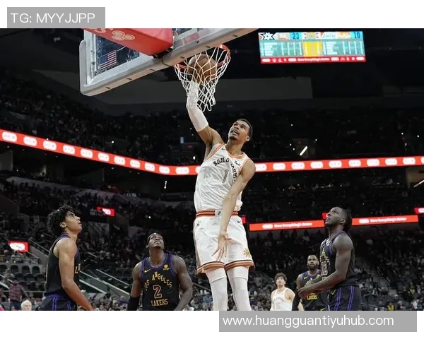 达卡里约翰逊替补出战28分钟高效贡献26分11篮板5助攻3盖帽